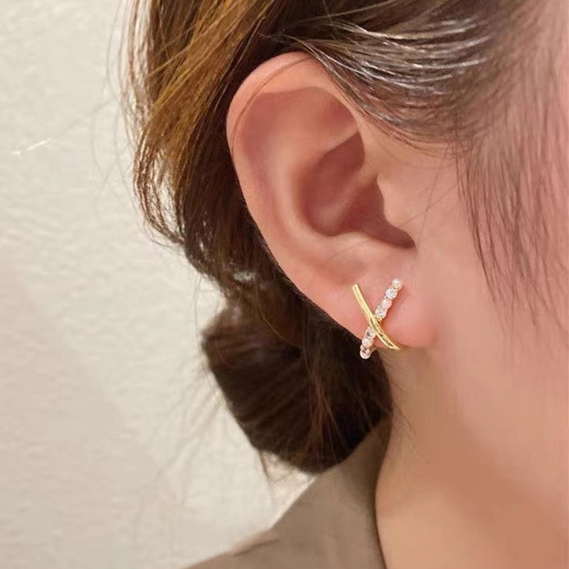 Đôi khuyên tai hình thánh giá đính ngọc trai giả kiểu dáng sang trọng cho nữ