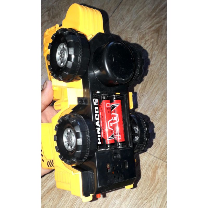 Một chiếc xe cạp mô hình bằng nhựa có nhạc và đèn led rất đẹp kích thước 22x18x12 cm_ tặng kèm pin