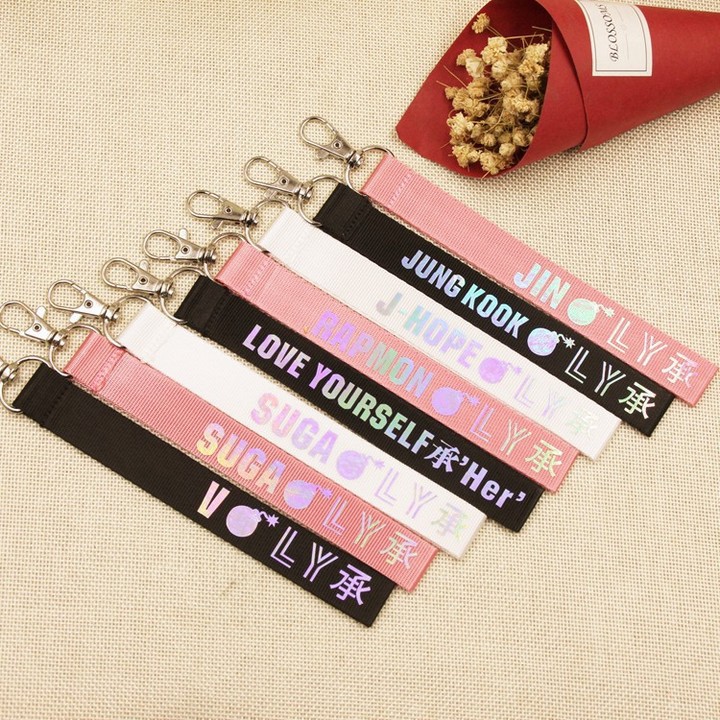 Nametag bts wanna one got7 exo phụ kiện nhóm nhạc hàn quốc nametag móc khóa móc treo điện thoại (cần thêm hook)