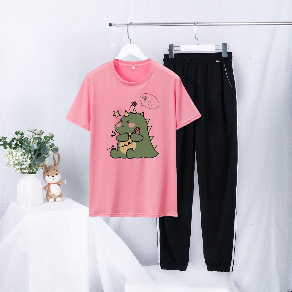Sét Bộ Đồ Ulzzang Nữ - Áo Cotton Hồng Cánh Sen Mix Quần Dài Sọc Bo Gấu Mặc Đi Chơi Giá Rẻ In 3D Khủng Long Chữ Tàu