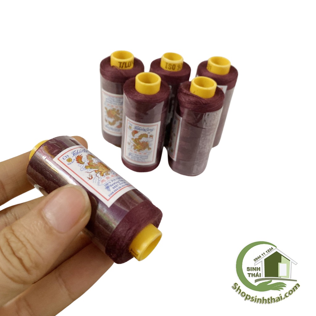 Cuộn chỉ may nhỏ màu đỏ đô