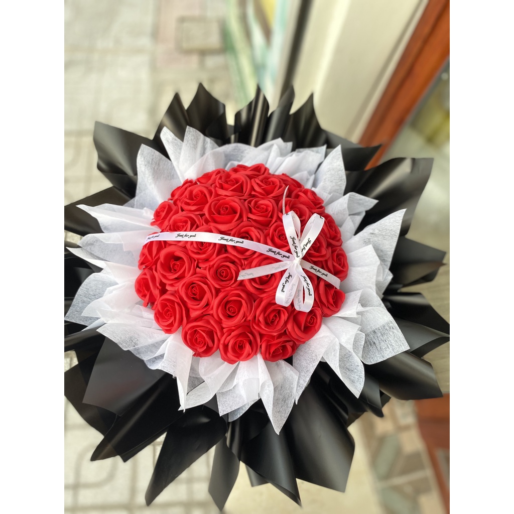 Bó hoa sáp đỏ 35 bông xoè công chúa sang trọng