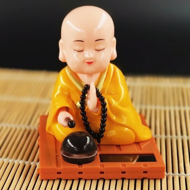 (Loại To) Tượng phật chú tiểu gõ mõ tụng kinh dùng pin nlmt áo cà sa vàng loại đẹp.,hàng chuẩn Phuzinshop