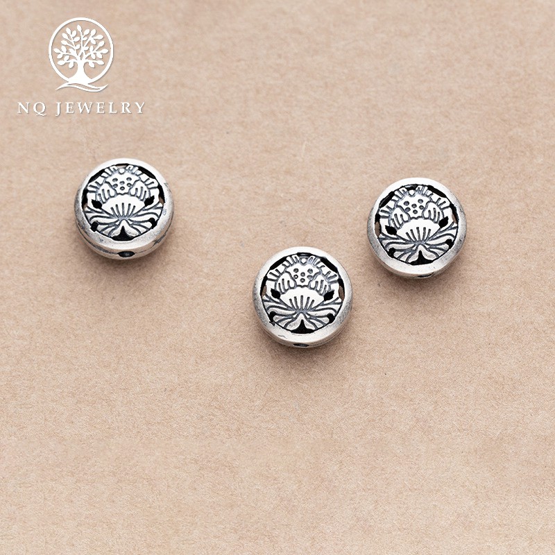 Charm bạc hình tròn hoa sen xỏ ngang - NQ Jewelry
