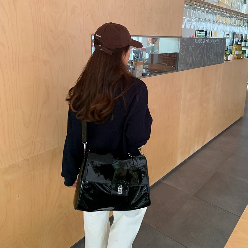 Túi Đeo Vai Màu Đen Bóng Sức Chứa Lớn Thời Trang Cho Nữ