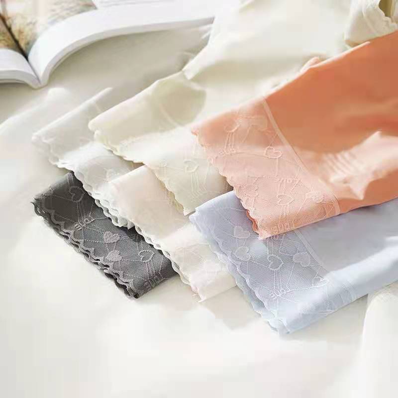 Quần Lót Nữ Su Lụa Sữa Tàng Hình Cạp Ren, Họa Tiết Tim 9909