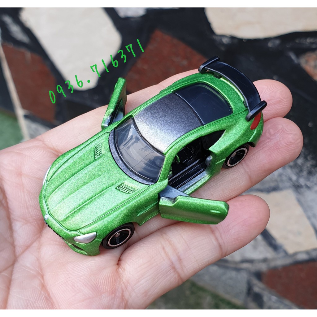 Mô hình siêu xe màu xanh lá mở được cửa tomica Nhật Bản