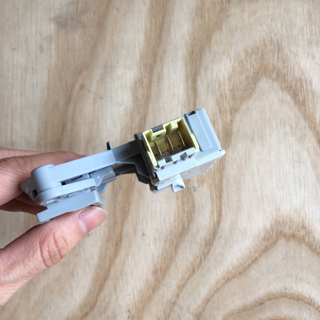 Công tắc cửa máy giặt Electrolux dẹt, vuông - khóa cửa máy giặt Electrolux ba chân