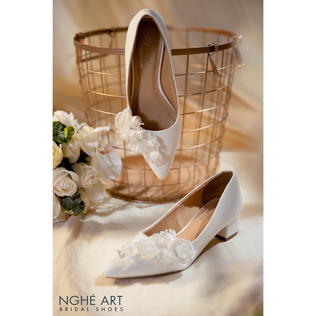 Giày cô dâu Nghé Art đính dãy hoa 390