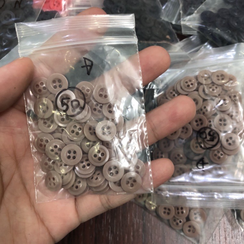 Túi 50 Nút Nhựa Bầu 4 Lỗ 1cm  5 Màu Đỏ / Cafe Sữa Đậm / Cafe Sữa Nhạt / Xanh Navy Đậm / Xanh Navy Nhạt