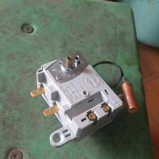 Giơ le bình nóng lạnh ariston