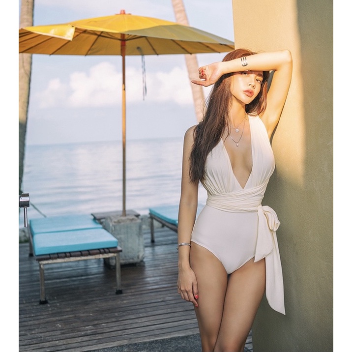 Bikini 1 mảnh xẻ ngực sâu