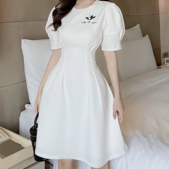 Gom Dress. Đầm may cách điệu, nền thêu tỉ mỉ