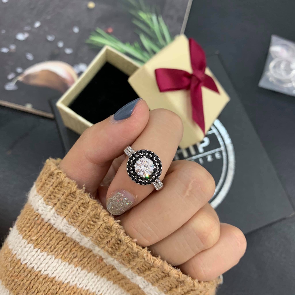 Nhẫn trắng nạm đá mặt tròn đen 3 vòng