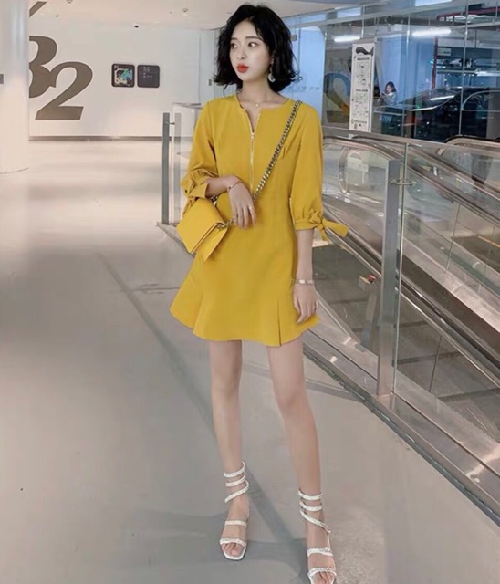 Đầm vàng phối dây kéo