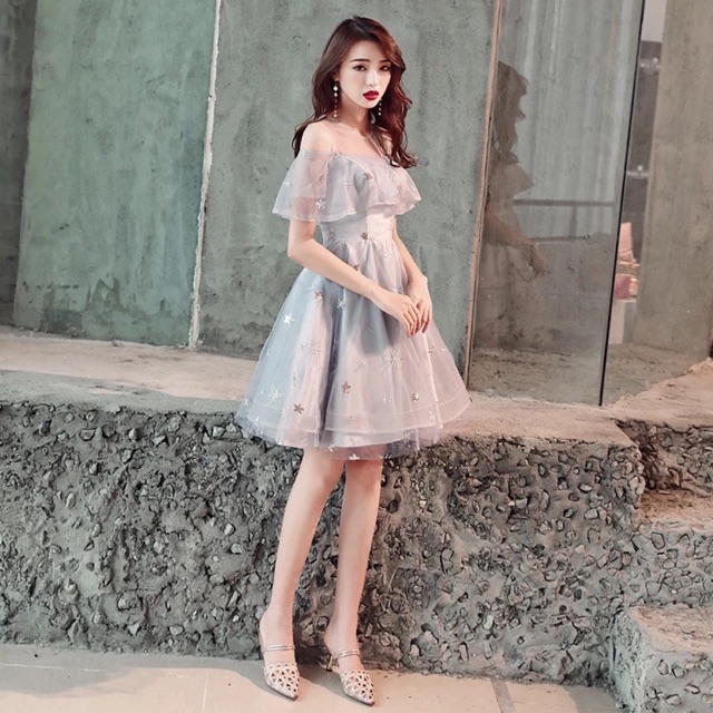 Váy prom bạc trễ vai dáng ngắn
