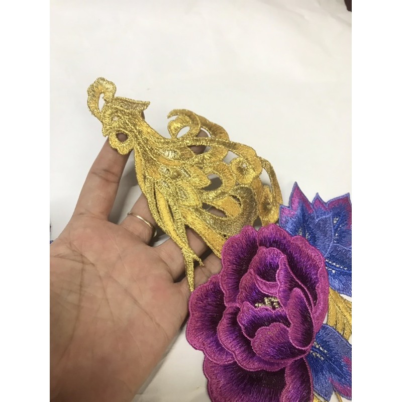 Cặp Hoa và công thêu