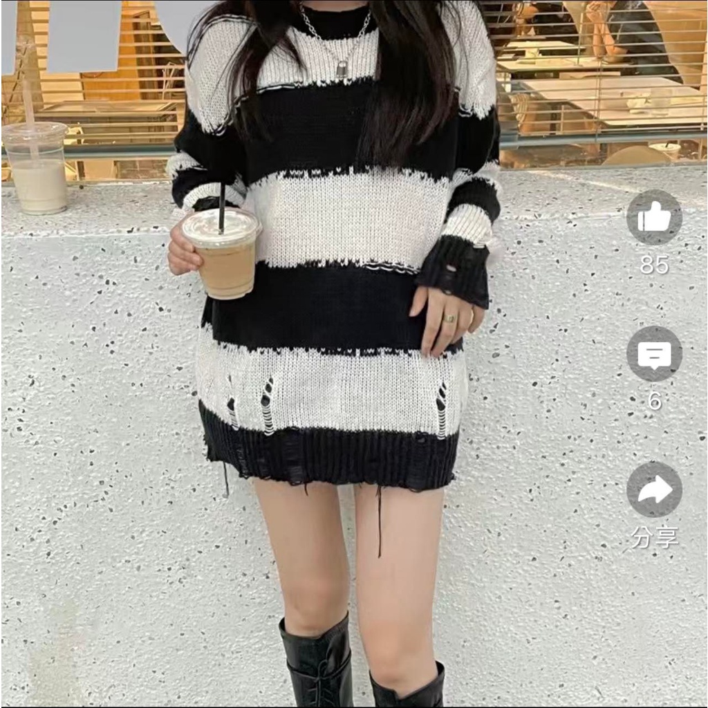 Áo len nữ form rộng rách xẻ tà, áo len sọc ngang trắng đen
