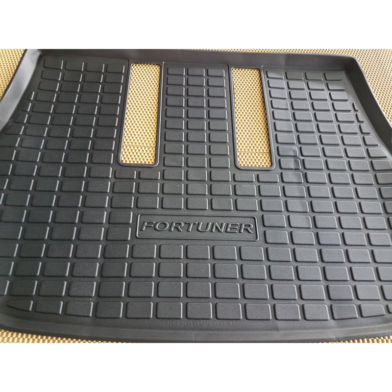 LÓT CỐP NHỰA TOYOTA FORTUNER