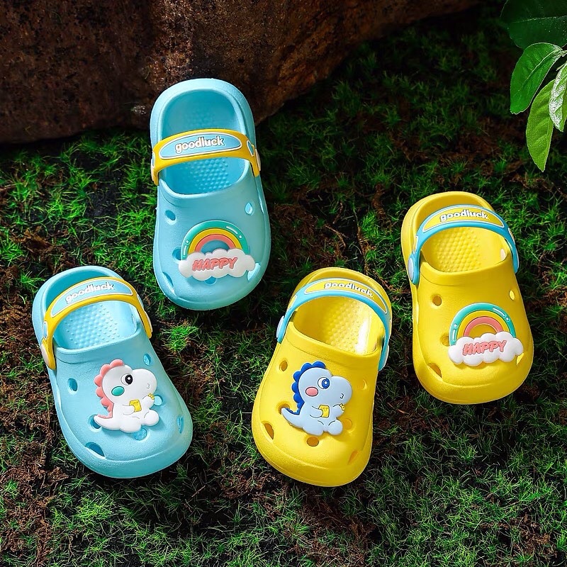Sục cho bé trai bé gái- Dép cho bé đi êm chân ko trơn trượt nhiều màu sắc- sticker khủng long cầu vồng ngộ nghĩnh SUC618