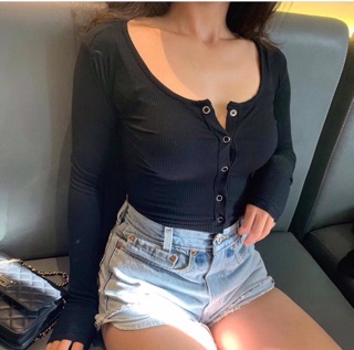 Crop top cúc bấm