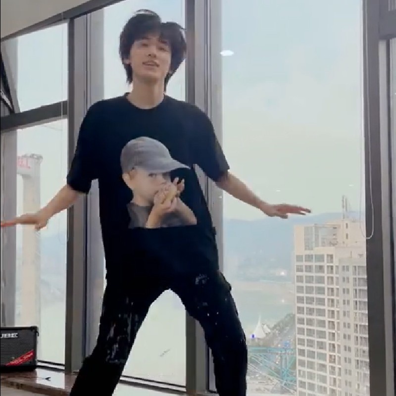 Áo thun ngắn tay Tnt Tống Á Hiên in hình em bé