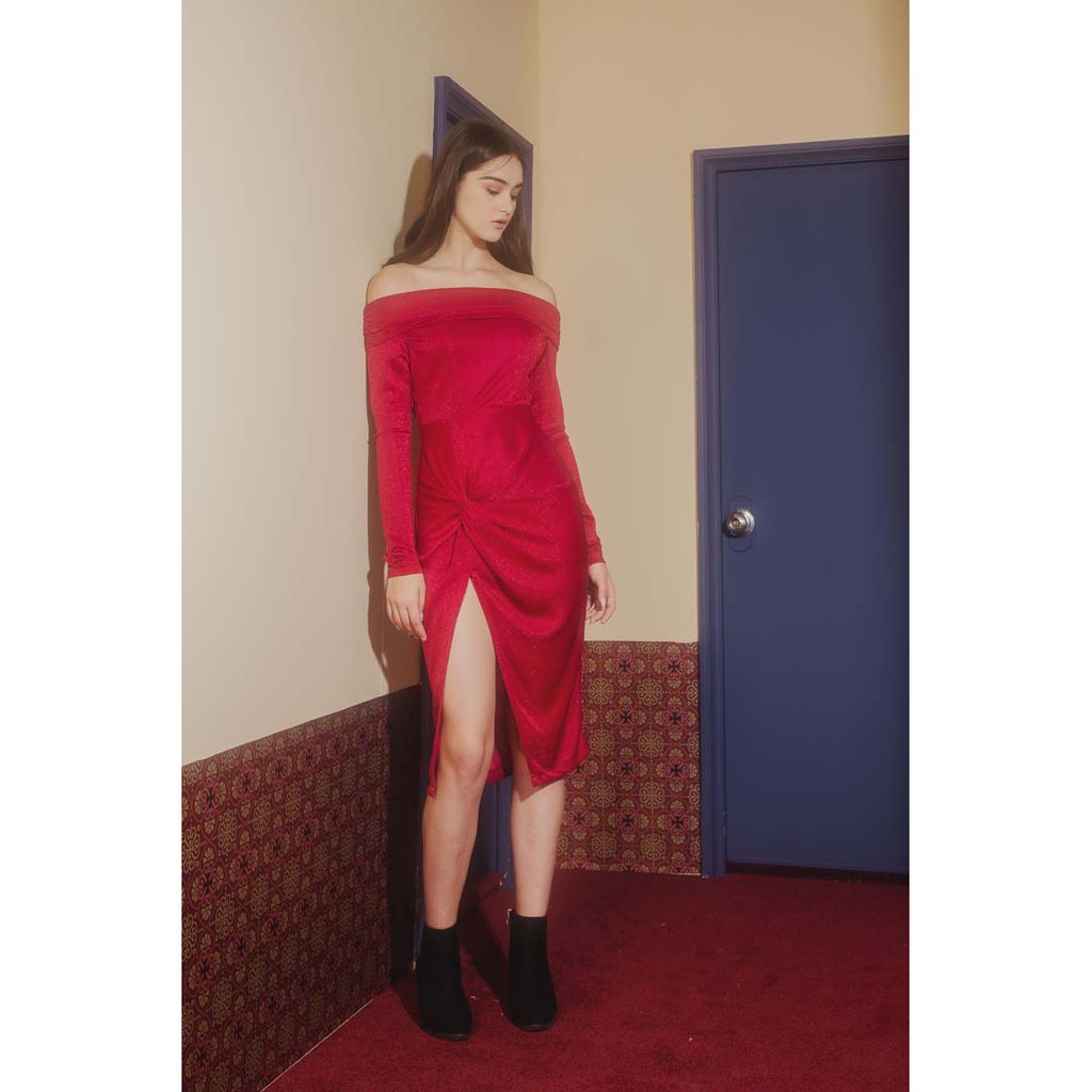 COCO SIN - Đầm Trẹt Vai Đỏ Kim Tuyến Xẻ Đùi