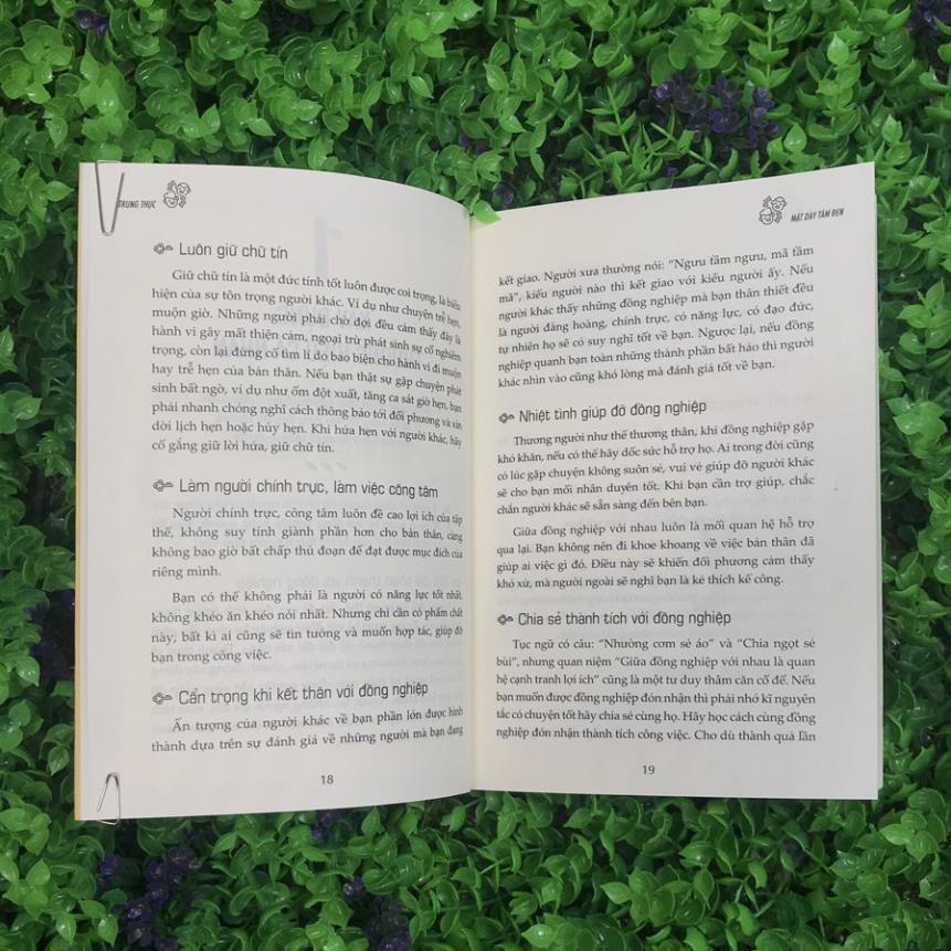 Sách - Mặt Dày Tâm Đen - Nhân Viên Khéo Léo Tỏa Sáng Chốn Văn Phòng (Kèm Bookmark) - Bách Việt