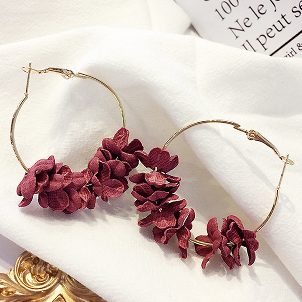 Đôi khuyên tai kim loại dạng vòng phối hoa trang trí độc đáo cho nữ