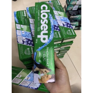 Kem đánh răng CloseUp bạc hà the mát, dừa than hoạt tính, muối biển và chanh 180g