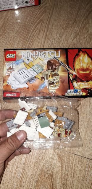 Lắp ráp 1 hộp LegoNinjutsu 99527 có nhiều chi tiết bằng nhựa ABS