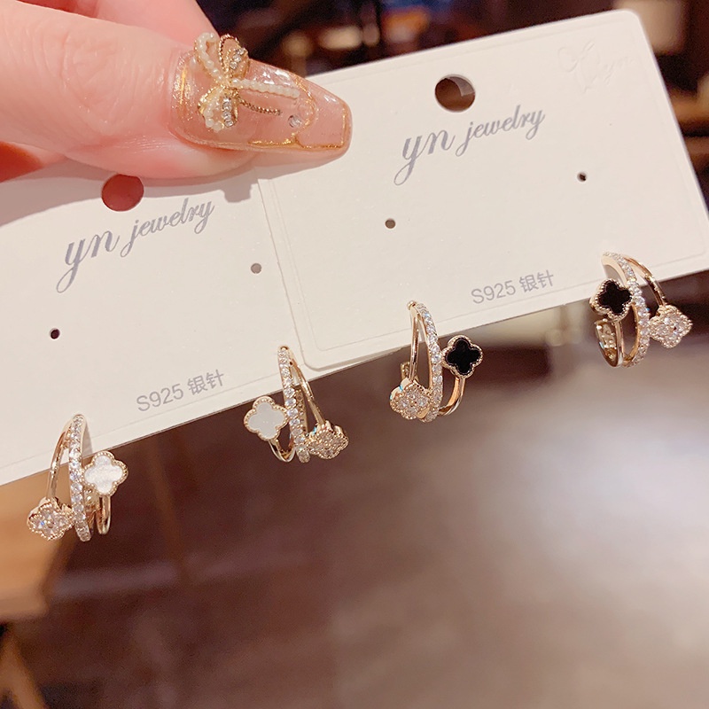 Bông Tai Hình Hoa Bốn Lá Nhỏ Màu Trắng Đen Thời Trang 2022