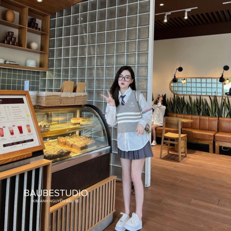 Set váy tiểu thư 4 món Áo sơ mi trắng, gile thêu chữ, chân váy xếp ly và Cavat dễ thương.Bộ đồ nữ cao cấp❤️