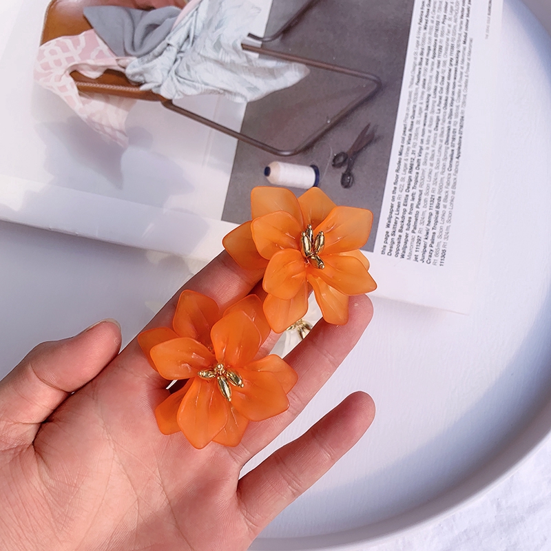[Mã FAMAYFA giảm 10K đơn 50K] Khuyên tai hình bông hoa bằng acrylic màu trắng / cam / xanh lá