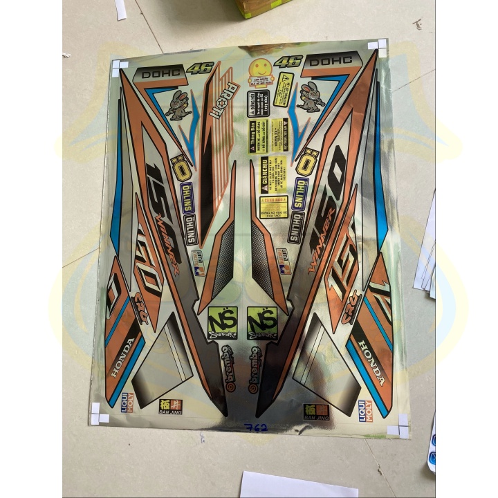 ( Quí khách vui lòng mang ra tiệm cho thợ dán ) Tem winner 150 cam đen chất liệu Crom