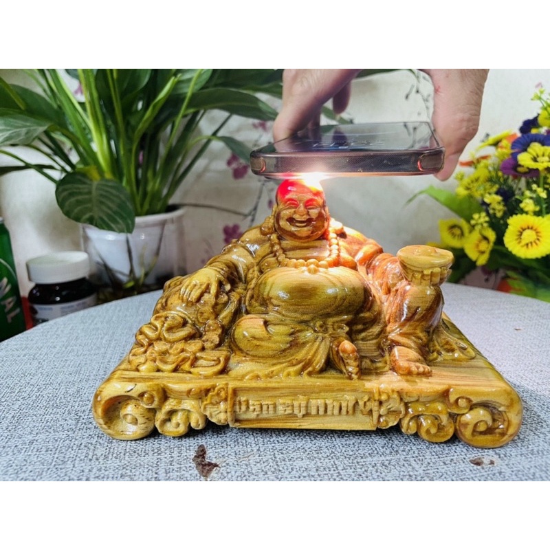 Tượng di lặc bày ô tô