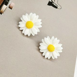 Đôi bông tai hoa cúc nhụy vàng