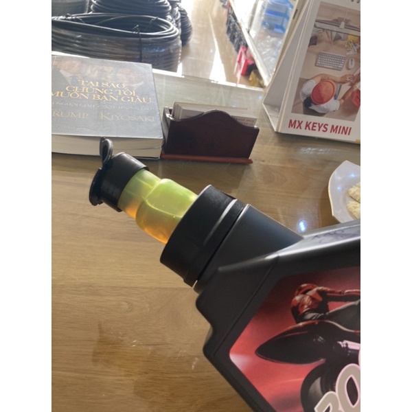 Nhớt motul 300V factory line