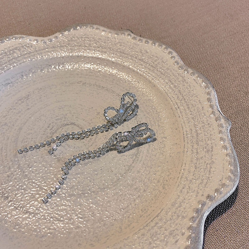 Bông tai nữ dáng dài hình nơ thả tua rua đính đá thời trang 2023