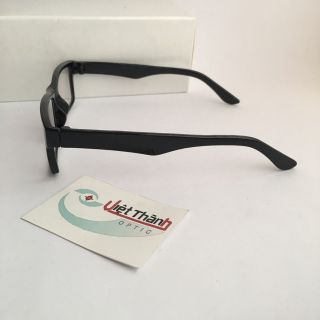 Mắt kính lão đọc sách đi đường