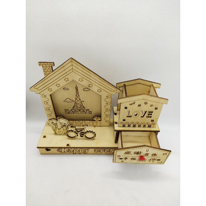 khung hình gỗ nhỏ xinh có chỗ cắm được khoảng 5 cây viết có ngăn nhỏ để gôm hay những vật nhỏ làm quà tặng siêu xinh