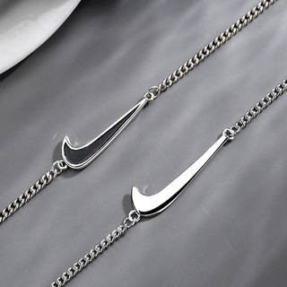 Lắc tay cặp mặt logo Nike cá tính