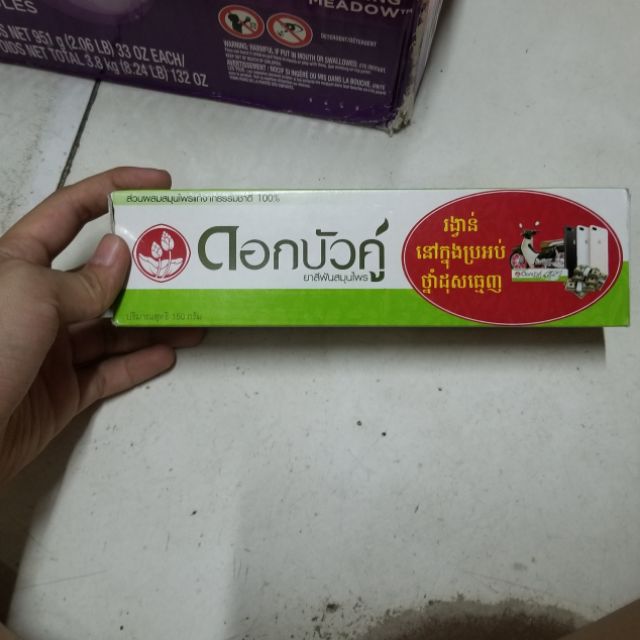 Kem đánh răng Dok Bua Ku của thái