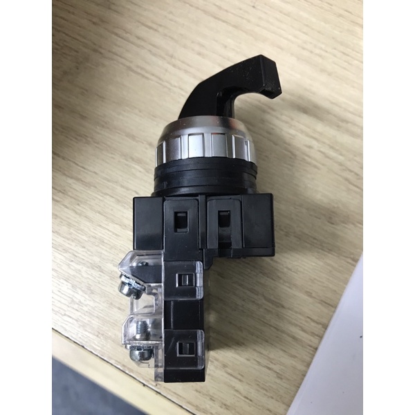 Công tắc chuyển mạch 3 vị trí 6A/250VAC/1NO+1NC phi 25 CRSL-253A1