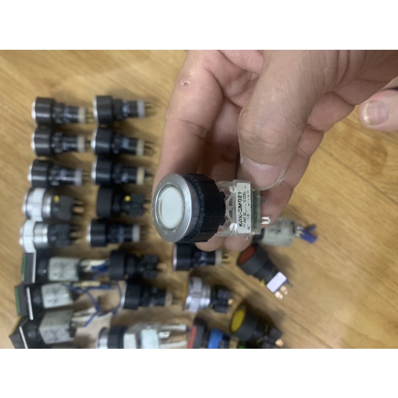 Công tắc nhấn nhá có đèn tháo máy 250VAC-3A. DC 30V-5A