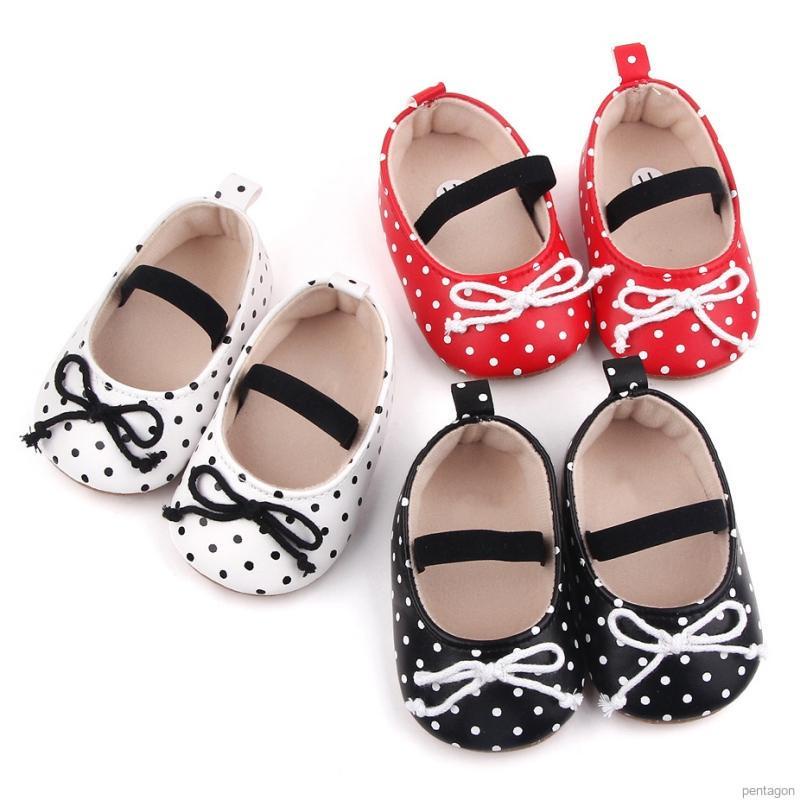 Giày Tập Đi Đế Mềm Hoạ Tiết Chấm Bi Cho Bé Gái