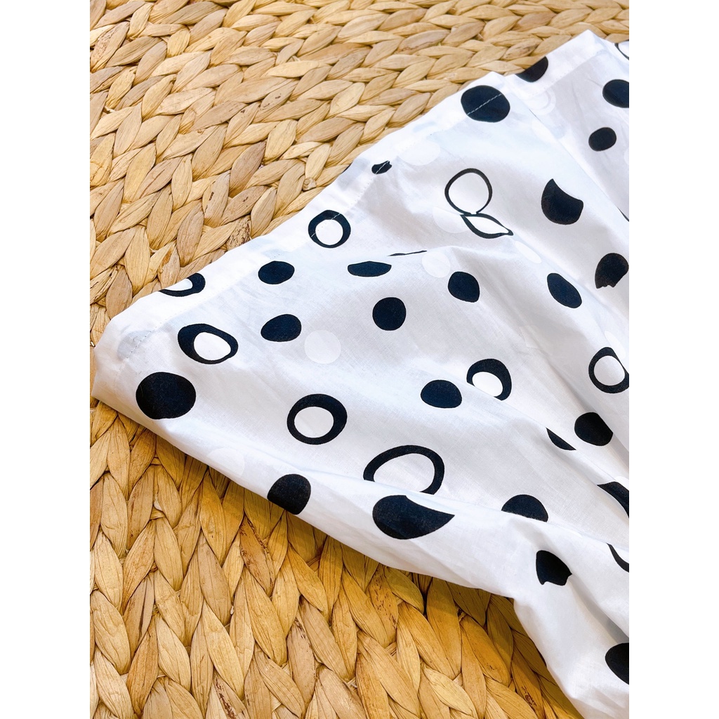 Váy Đầm Bé Gái Chấm Bi Đen Ba Bông Hoa Trắng SoraChan - M034