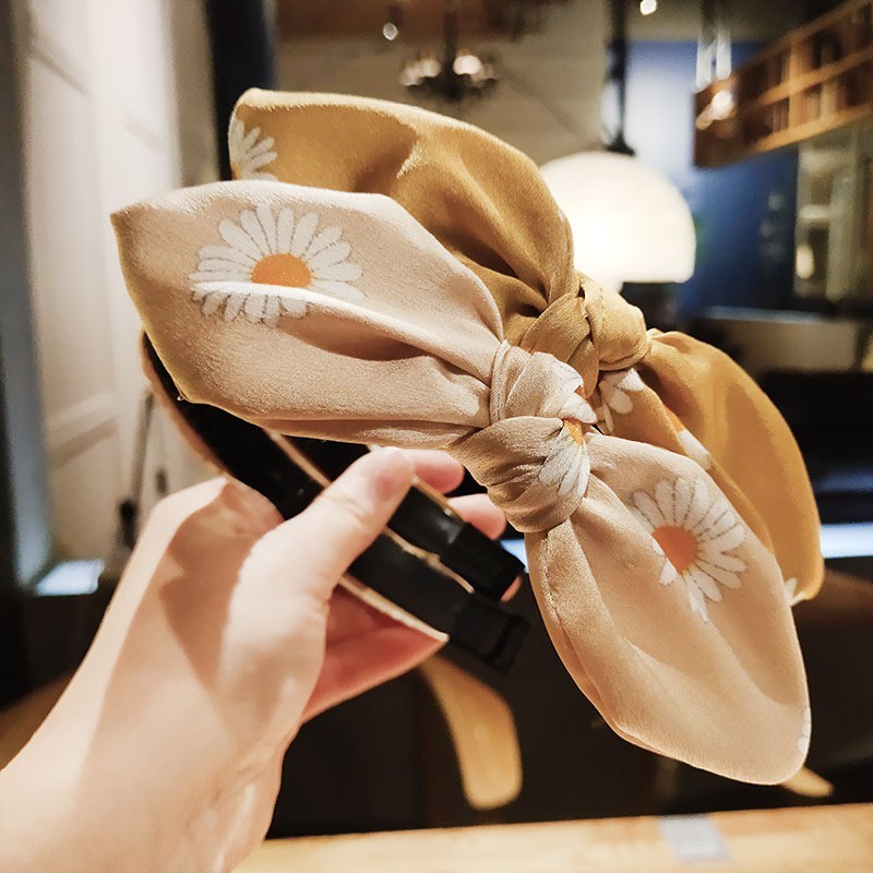 Cài tóc vải họa tiết hoa cúc trắng hot trend C71316