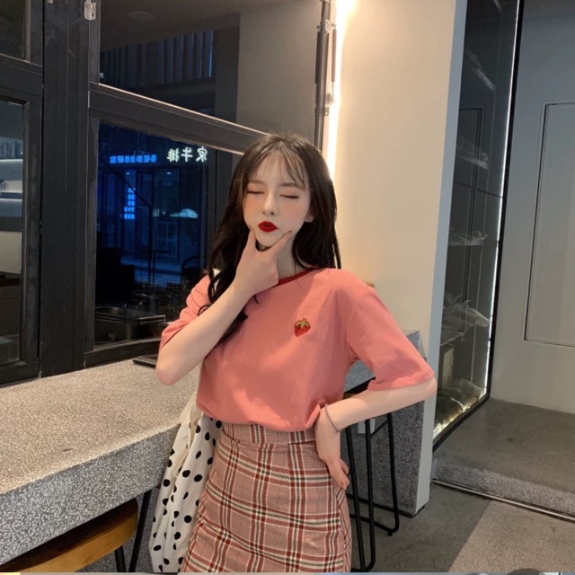Set Áo Thun Tay Lỡ Thêu Hình Trái Dâu Và Chân Váy Kẻ Caro Ulzzang Hàn Quốc