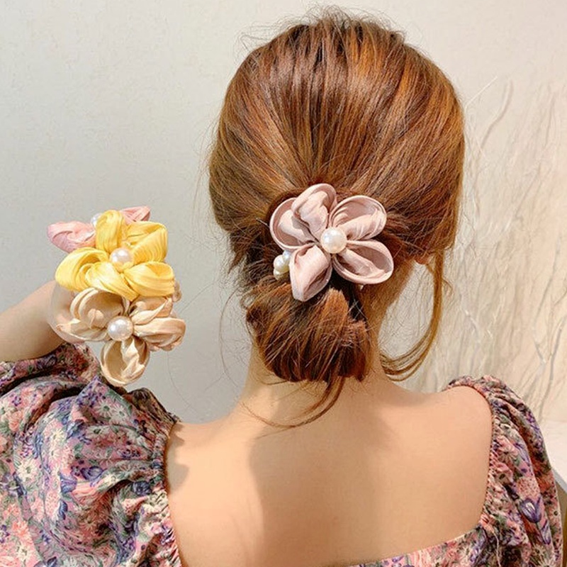 Dây buộc tóc WE FLOWER chất liệu cao su co giãn đính hạt ngọc trai và hoa đáng yêu cho nữ